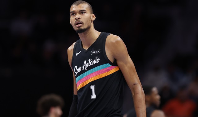 开云平台-文班亚马：克劳福德是我最爱看的球员之一 他是很棒的导师