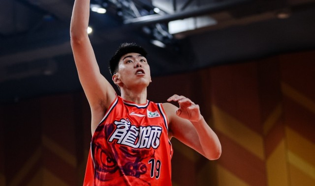 开云体育官网-17分10板4帽！媒体人：徐昕威风八面 确实是全明星中锋的水准