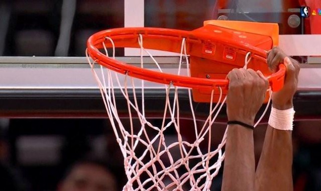 开云官方直播-杜兰特笑称：都怪卡斯尔挂筐让篮筐歪了，这都是初中生干的事